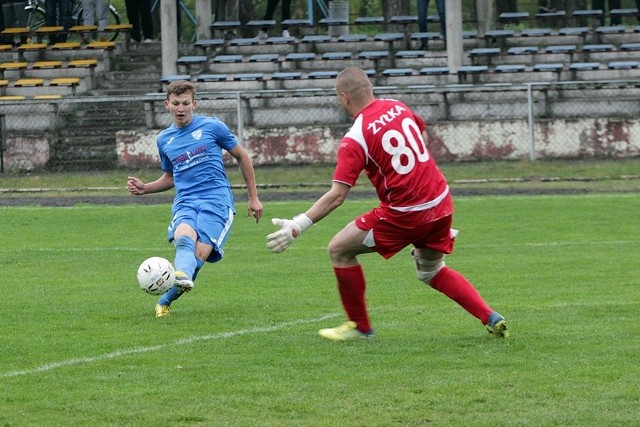 Karol Świtowski z Orlicza strzela obok Michała Żyły na 1:2 w meczu Orlicza z Moravią