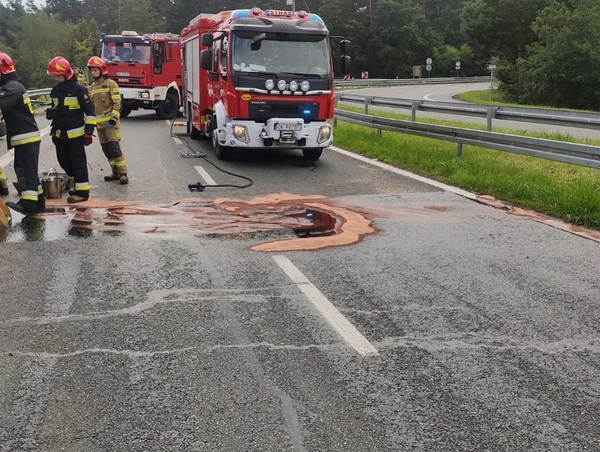 Ciężarówka wioząca buraki wywróciła się na obwodnicy Kędzierzyna-Koźla. Trwa usuwanie szkód. To kolejny taki wypadek w tym miejscu