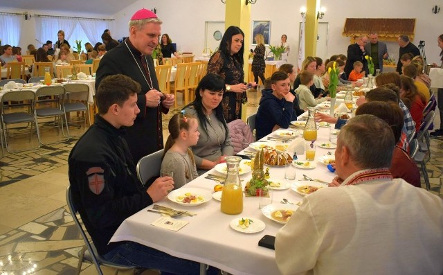 Biskup sandomierski Krzysztof Nitkiewicz na spotkaniu z ukraińskimi uchodźcami na świątecznym śniadaniu