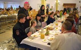 Wielkanocne śniadanie uchodźców z biskupem w ośrodku Caritas w Bojanowie. "Czujcie się jak u siebie w domu"