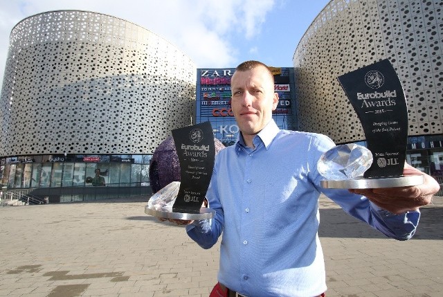 Michał Góźdź, dyrektor Galerii Korona Kielce ze statuetkami dla najlepszego centrum handlowego i zarządzającego w konkursie Eurobuild Awards 2015. Galerię tak wysoko ocenili najemcy.