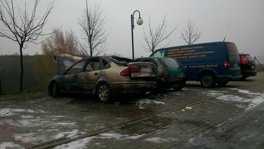 Jeden samochód spalony, drugi uszkodzony na ul....