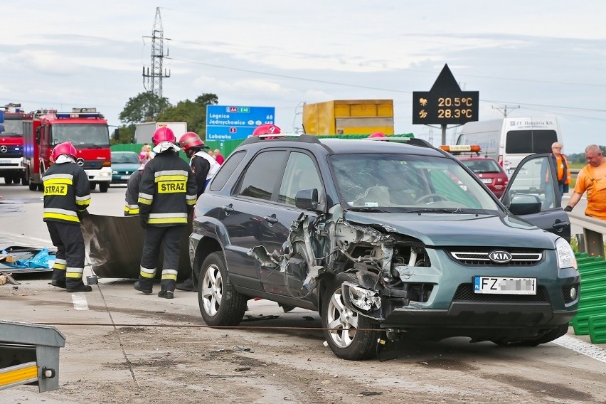 Karambol na A4 przy węźle Bielany. Potężne utrudnienia po zderzeniu ciężarówki i 3 aut osobowych