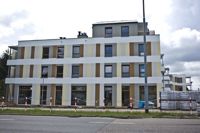 Nowe mieszkania powstały w ostatnim czasie m. in. przy ul. Zwycięstwa w Koszalinie. Jak podaje developer - firma Kuncer - to łącznie 78 mieszkań; w trzyklatkowym budynku jest 45 mieszkań o powierzchni od 31 do 104 m kw.; każde z balkonem albo tarasem