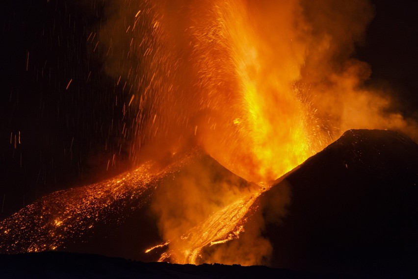 W czasie erupcji Etny fontanny lawy osiągnęły 600 m...