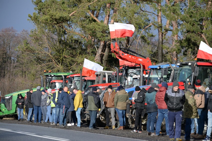 Akcja protestacyjna rolników na DK 25 w powiecie sępoleńskim. Zobacz zdjęcia
