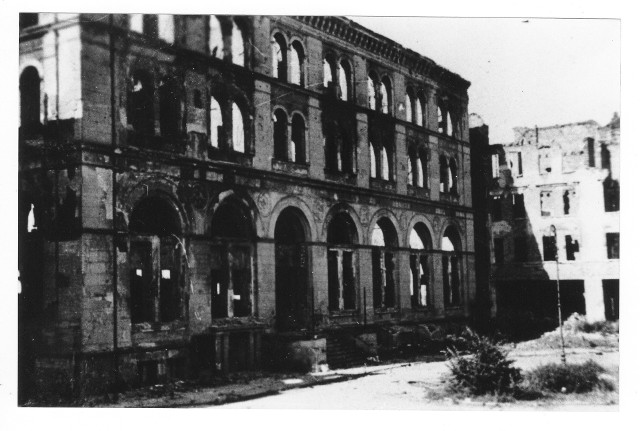 Ruiny Domu Giełdy, który znajdował się przy narożniku ulic Szewskiej i Panieńskiej. Po wojnie planowano odbudować wypalony gmach z przeznaczeniem na urząd zatrudnienia, ale zrezygnowano z tego zamierzenia. 
