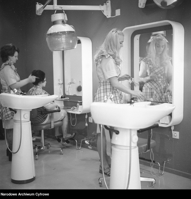 Tak wyglądały salony fryzjerskie w czasach PRL? Polki zawsze dbały o swój wygląd, nawet w trudnych i szarych czasach PR. Salony fryzjerskie i kosmetyczne były oblegane.Zapraszamy w niezwykłą podróż w czasie. Zobacz teraz w naszej galerii, jak dawniej wyglądały salony fryzjerskie i zabiegi upiększające >>>>>