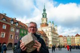 Leżała na poznańskim Starym Rynku kilkadziesiąt lat. Historyczna kostka trafiła na licytację WOŚP