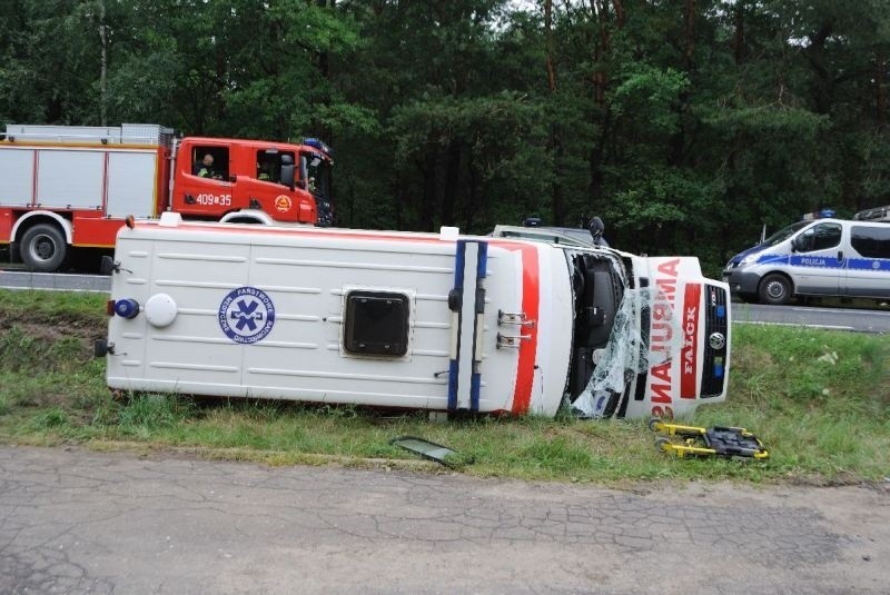Wypadek karetki w Bełchatowie. Dwie osoby ranne