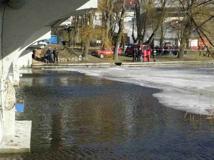 Jezioro Ełckie. Strażacy wyłowili ciało 19-latka [FOTO]