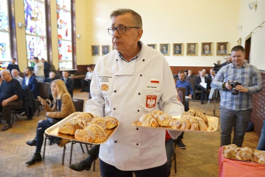 Poznańscy cukiernicy częstowali przechodniów rogalami świętomarcińskimi