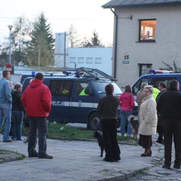 Kiedy radiowozy podjechały w poniedziałkowy wieczór na kielecki Szydłówek, mieszkańcy zebrali się, by patrzeć, co robią policjanci.