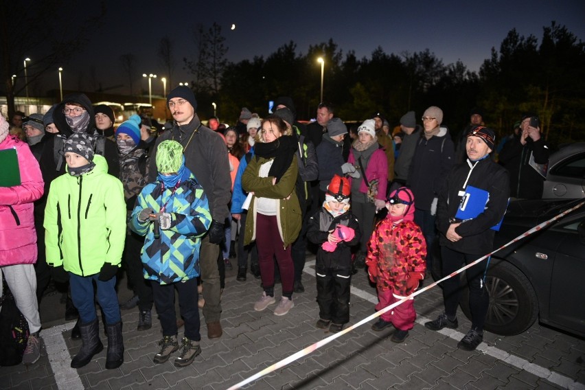Nocne Marsze na Orientację: tłumy uczestników w Toruniu. Sprawdźcie na fotografiach jak sobie poradzili