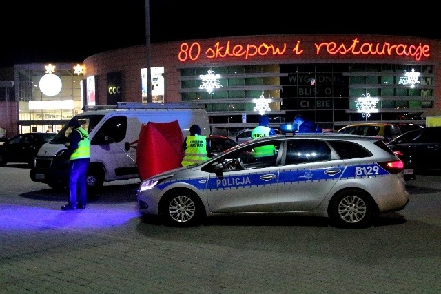 Kierowca samochodu dostawczego zmarł na parkingu pod Auchan w Bielanach Wrocławskich 29.11.2022