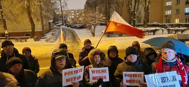 Manifestanci w Białymstoku sprzeciwiali się odwołaniu dotychczasowych zarządów Telewizji Polskiej, Polskiego Radia i Polskiej Agencji Prasowej oraz ich rad nadzorczych