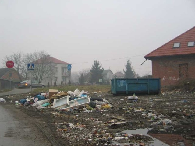 Plac przy ulicy Warszawskiej, na terenie popowodziowego osiedla Wielowieś w Tarnobrzegu jest systematycznie zapełniany podrzucanymi odpadami. Dlatego w najbliższych dniach staną tam tabliczki informujące o zakazie wysypywania śmieci