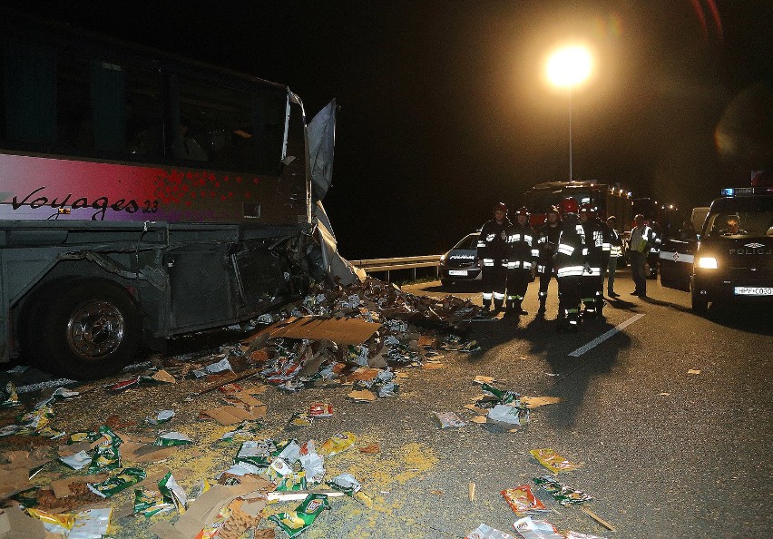 Wypadek na S8 w Piotrkowie. Zderzenie samochodu ciężarowego z autobusem [ZDJĘCIA]