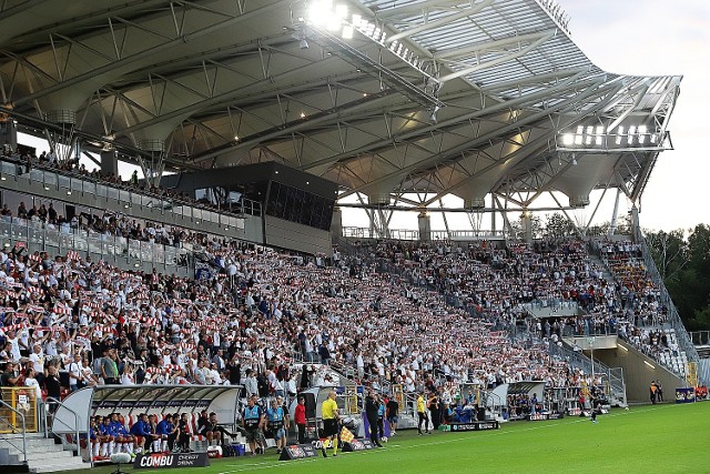 Stadion Narodowy będzie pierwszym w Polsce potężnym szpitalem polowym przeznaczonym dla zakażonych koronawirusem. Jak informuje Wirtualna Polska, przygotowania do przekształcenia stadionu w szpital już trwają. Na chorych ma tutaj już za tydzień czekać 500 łóżek. Taki szpital polowy będzie też w Łodzi. Pod uwagę brane są trzy duże obiekty.CZYTAJ DALEJ NA KOLEJNYM SLAJDZIE