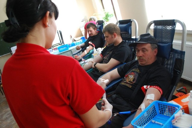 Jako pierwsi krew oddali sami strażacy. Na zdjęciu od prawej Andrzej Porwol , Grzegorz Bryja i Marek Tischbierek.