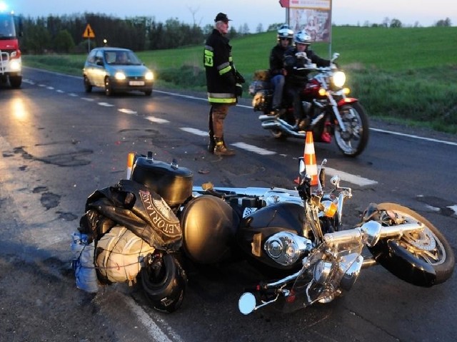 Około godziny 19.30 w piątek w Stopce auto renault najechało na tył motocykla.