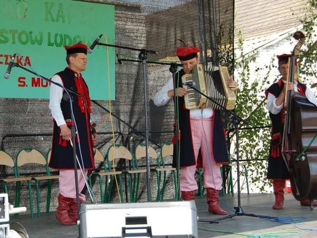 W Kapeli Adama Kocerby Działoszacy fani muzyki ludowej usłyszą i akordeon Kazika Krawczyka i skrzypki Stasia Muchy.