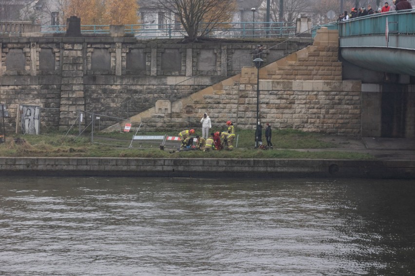 Kraków. Mężczyzna skoczył z mostu Powstańców Śląskich. Z wody wyciągnęli go świadkowie zdarzenia