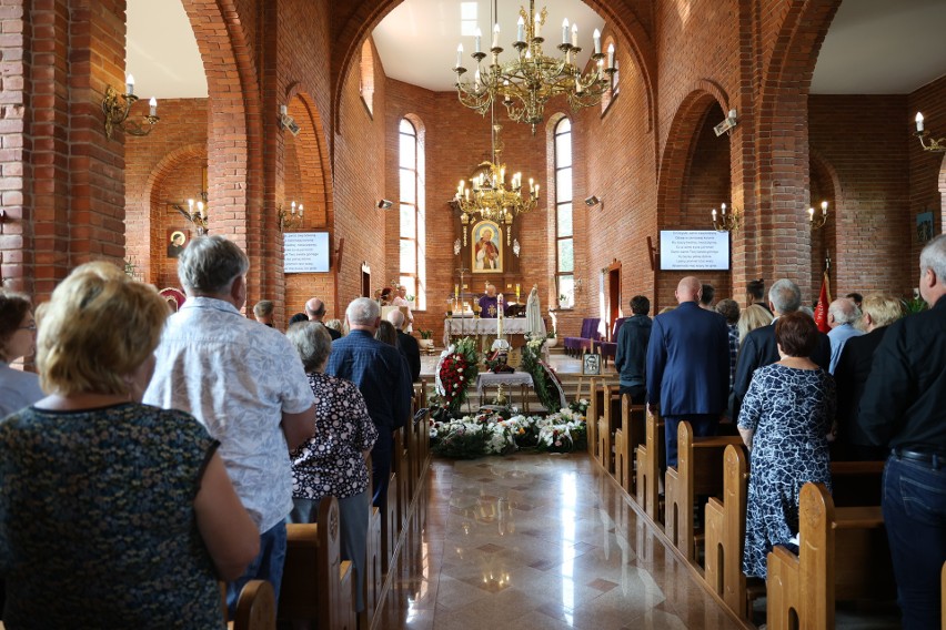 Wiele osób uczestniczyło w pogrzebie cenionego trenera Kazimierza Jarosa w Ostrowcu Świętokrzyskim. Wzruszające pożegnanie