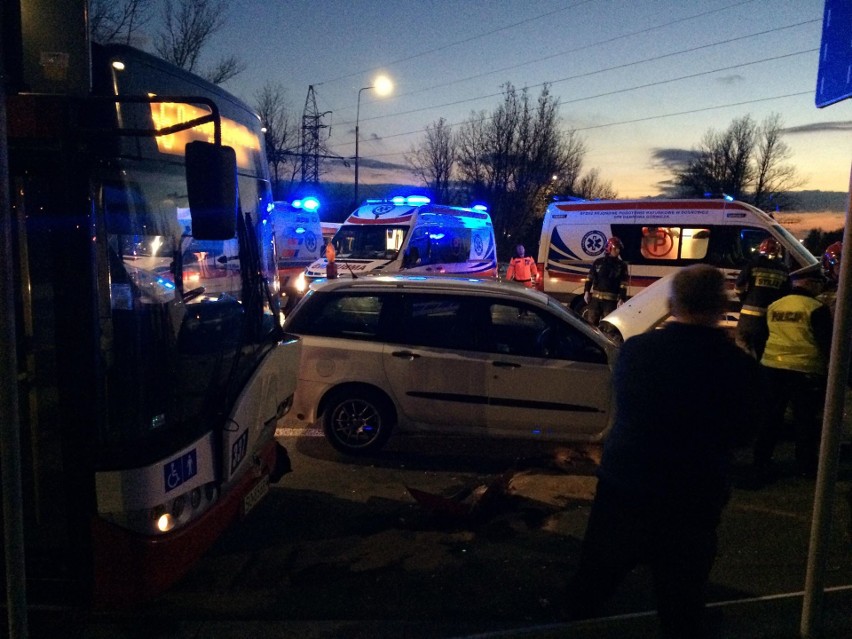 Poważny wypadek w Sosnowcu. Samochód zderzył się z autobusem