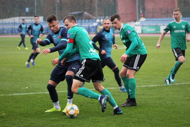 W rundzie jesiennej III ligi futboliści KP Starogard Gdański (zielone koszulki) przed własną publicznością przegrali z Radunią Stężyca (na niebiesko) 0:1