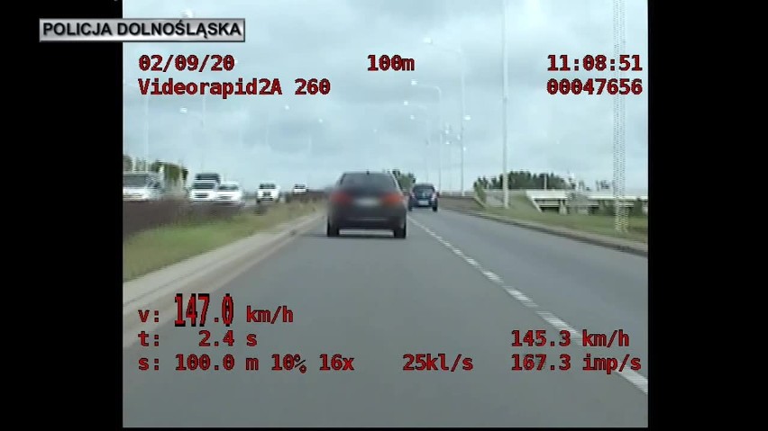 Kierowca BMW w ciągu godziny dwa razy zatrzymany za przekroczenie prędkości [FILM]