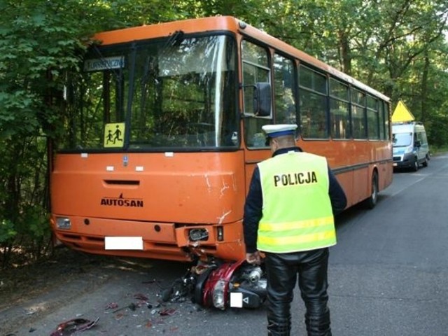 Wypadek w Czarnych Błotach. Motorowerzysta zderzył się z gimbusem