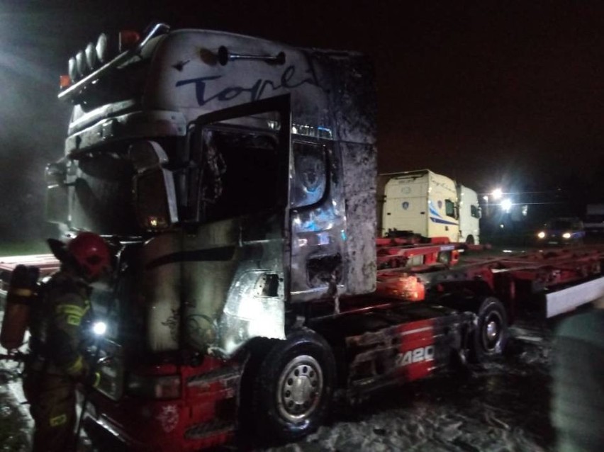 Pożar naczepy ciężarówki w Borkowie 30.03.2021 r. W środku spał kierowca