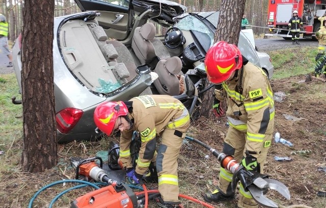 W piątek, 24 września, około godziny 10.30 na drodze krajowej numer 27 między Żarami a Nowogrodem Bobrzańskim zderzyły się 3 samochody. 4 osoby zostały ranne. Poszkodowaną kobietę zabrał helikopter Lotniczego Pogotowia Ratunkowego.Trasa śmierciDzisiaj, 24 września, na drodze DK 27 między miejscowością Dąbrowiec, a przejazdem kolejowym przed Nowogrodem Bobrzańskim zderzyły się 3 samochody osobowe: mercedes, volkswagen i nissan.- Około godziny 10.40 otrzymaliśmy powiadomienie o wypadku drogowym za miejscowością Dąbrowiec (powiat żarski). Na miejsce zdarzenia zadysponowaliśmy 3 zastępy JRG z KPSP z Żar i jedną z OSP z Bieniowa. Łącznie pomocy udzielało 14 strażaków-informuje st. sekc. lic. Dawid Lewandowski z PSP w Żarach. -Nasze działania polegały na uwolnieniu zakleszczonych osób z samochodów biorących udział w zdarzeniu. Kobieta wyciągnięta z wraku została zabrana przez śmigłowiec LPR, a mężczyzna z tego samego auta został przewieziony na żarski SOR.Do przyjazdu służb pomocy udzielali strażak zawodowy i pielęgniarka, którzy stali w korku tworzącym się w wyniku zdarzenia.Wprowadzono ruch wahadłowy. Utrudnienia potrwają około 4,5 godziny.Zobacz także: Tragiczny wypadek pod Zieloną Górą. Autobus zderzył się z busem