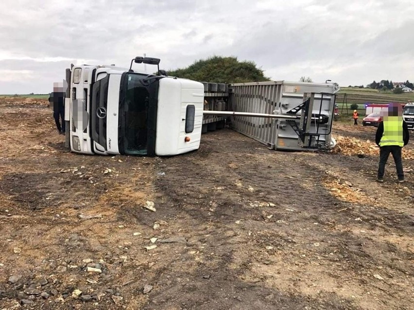 Tir wywrócił się pod Krakowem. Wypadek podczas rozładunku na placu budowy