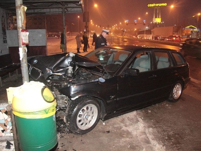 Bmw uderzyło w przystanek autobusowy na ul. Tarnowskiej w Kielcach.