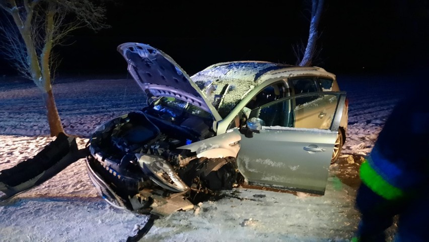 Zderzenie w Wachu. Fatalne warunki na drogach po opadach śniegu. 21.12.2021. Zdjęcia