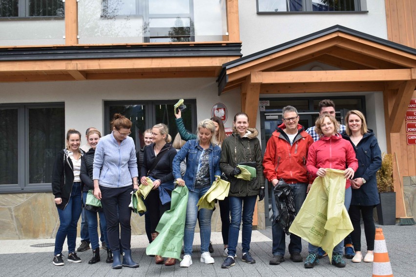 Kościelisko. Mieszkańcy wyszli z domów, by pozbierać śmieci. Do akcji włączyli się także urzędnicy i wójt 