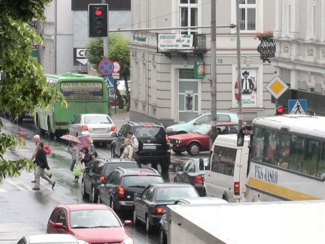 Sytuacje kiedy piesi przeciskają się między samochodami a samochody nie mogą wyjechać z ulicy Żeromskiego na tym skrzyżowaniu to już codzienność.