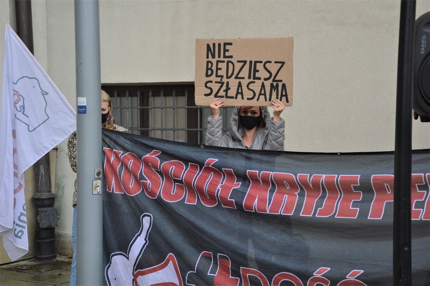 Miechów. Przesłuchanie księdza oskarżanego o gwałty. „Strajk Kobiet” demonstrował przed Prokuraturą