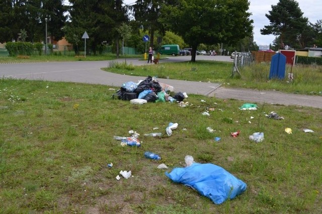 Główne&#8221; wysypisko śmieci przy głównym deptaku - ulicy Warszawskich - w Pieczyskach