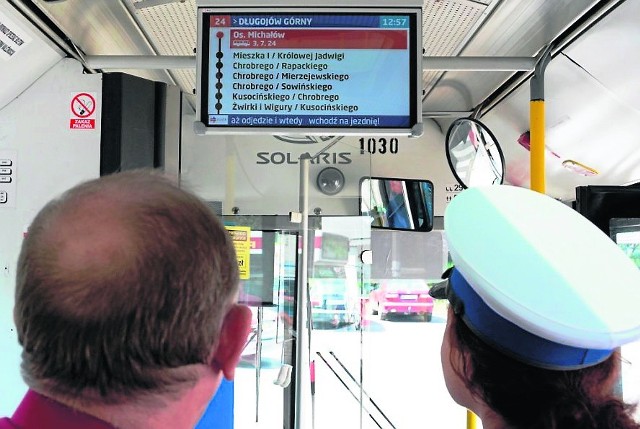 Przygotowane przez policjantów przestrogi są emitowane na elektronicznych wyświetlaczach w autobusach. Można je także przeczytać na tablicach informacyjnych na przystankach. 