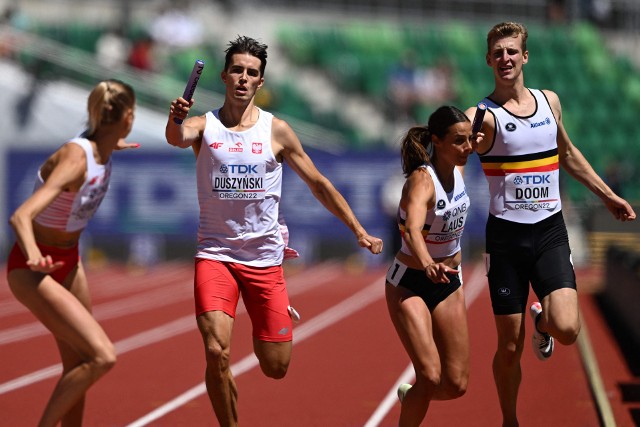 Kajetan Duszyński przekazuje pałeczkę Idze Baumgart-Witan w eliminacyjnym biegu sztafet mieszanych 4x400 metrów podczas lekkoatletycznych mistrzostw świata