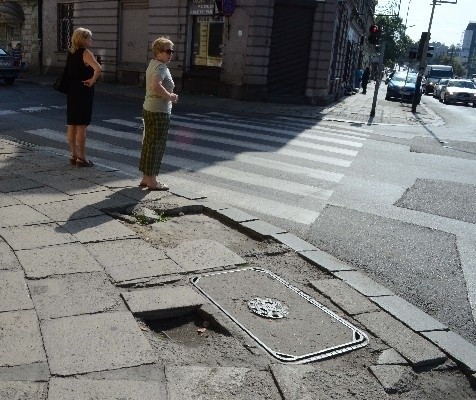 Na takim chodniku nietrudno skręcić sobie nogę.