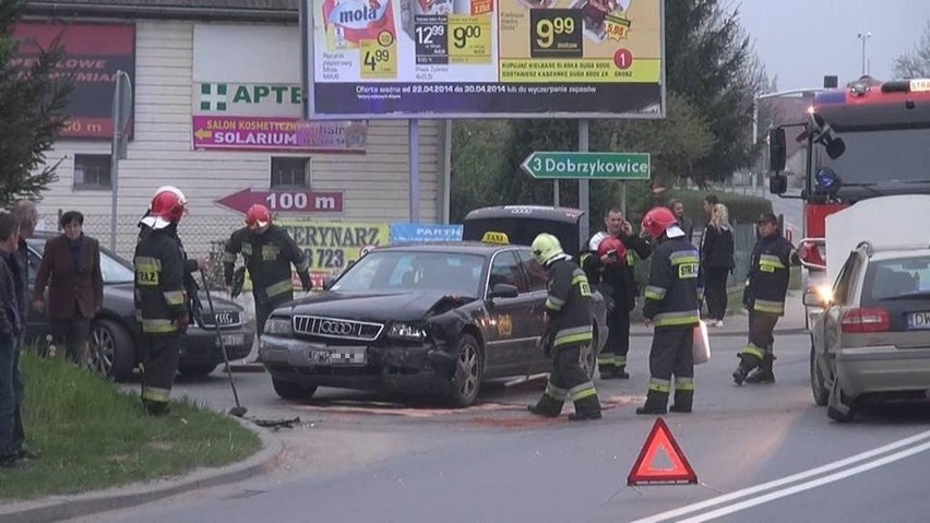 Wypadek pod Wrocławiem. Dwie osoby, w tym roczne dziecko, trafiły do szpitala (FILM, ZDJĘCIA)