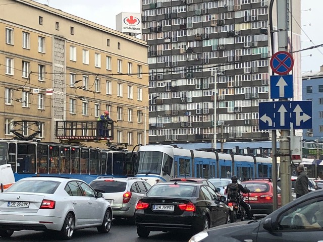 Zerwana trakcja na placu Legionów. Tramwaje utknęły na głównych ulicach: Piłsudskiego i Grabiszyńskiej. Wprowadzono komunikację autobusową, ale przy korkach, które widać na zdjęciach, trudno oczekiwać, że będzie ona działała skutecznie