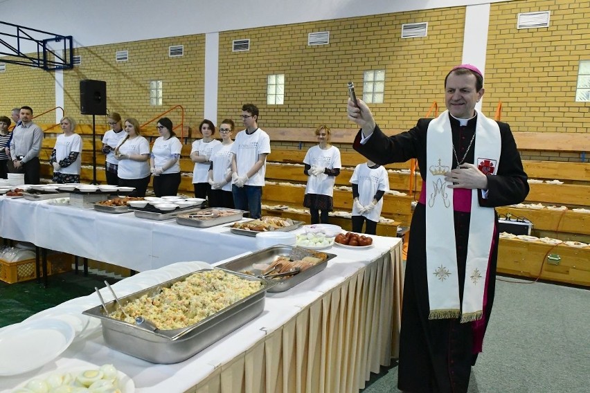 Do stołu wraz z  podopiecznymi Caritas zasiadł abp Tadeusz...