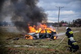 21-latek bez prawa jazdy gnał na złamanie karku, wypadł z drogi w gminie Witnica. BMW doszczętnie spłonęło