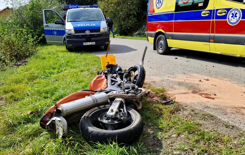 Motocyklista ranny w zderzeniu z samochodem na drodze pod Nowym Sączem 