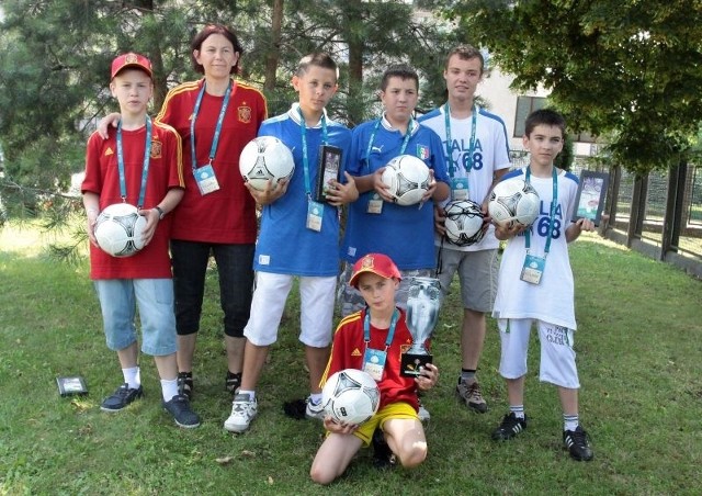 Sześciu podopiecznych Świetlicy Socjoterapeutycznej "Caritas&#8221; Diecezji Radomskiej pojechało na finał Euro 2012 do Kijowa.